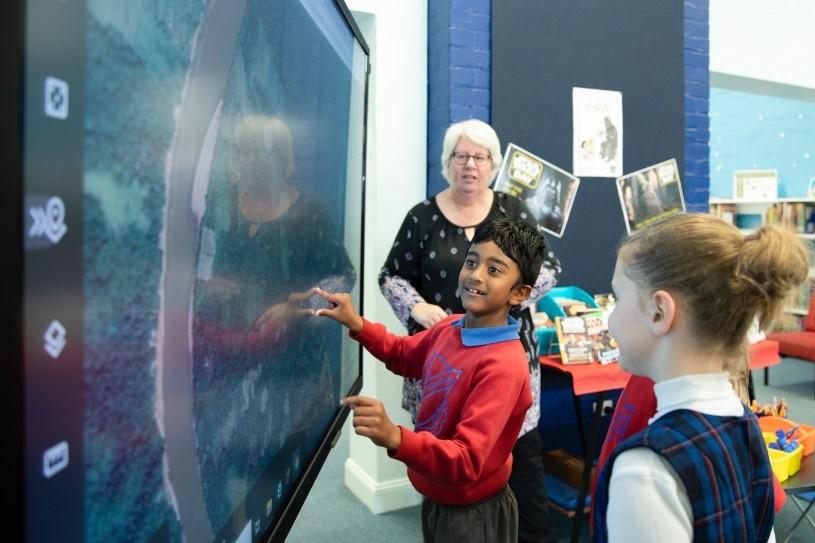 Dubbo Public School students with Teacher Librarian and DCO Robyn Veugen.